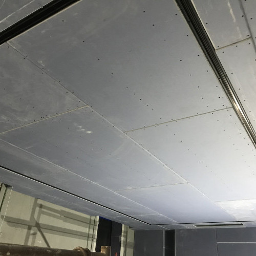 Потолки из прочного материала сапфир, подготовлены под покраску и покрашены