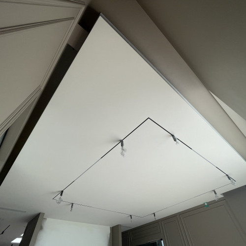 Потолок в спальне с трековыми светильниками и нишами для штор