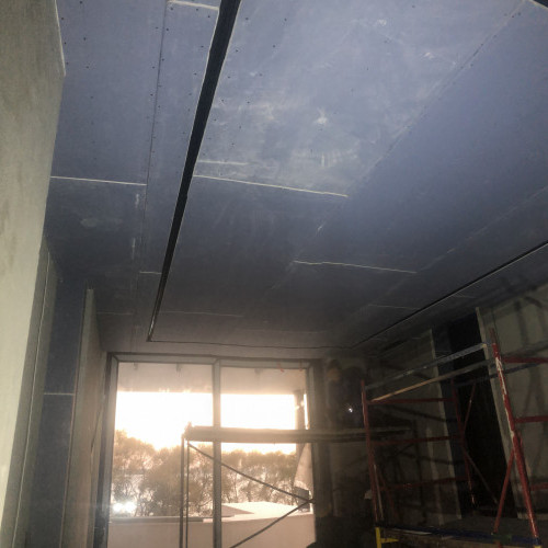 Потолки из прочного материала сапфир, подготовлены под покраску и покрашены